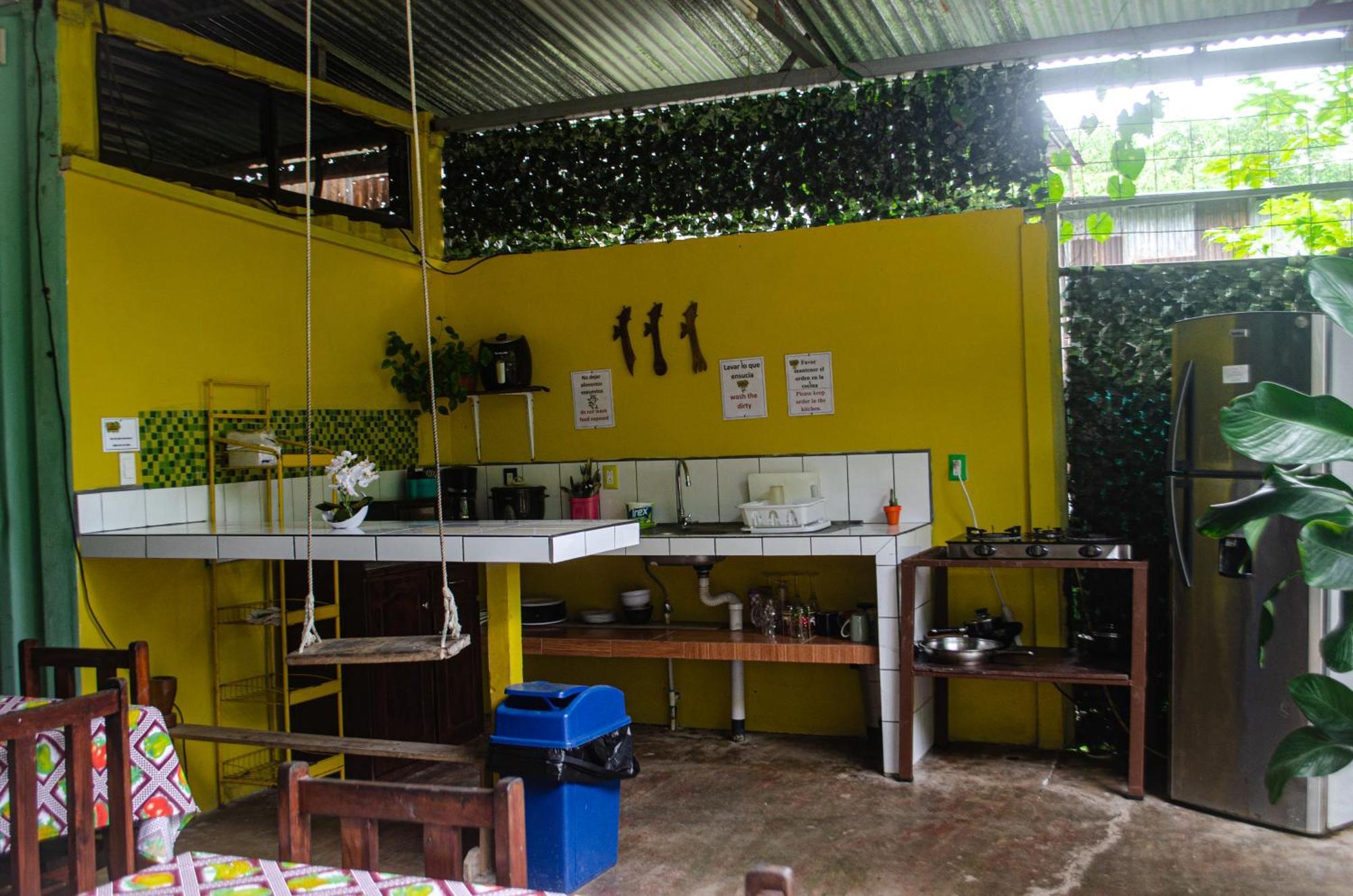 The Jungle Container Quepos Exterior foto